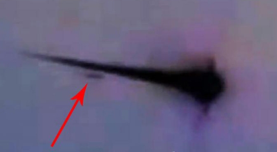 Четко виден объект, догоняющий падающий Чебаркульский метеорит
